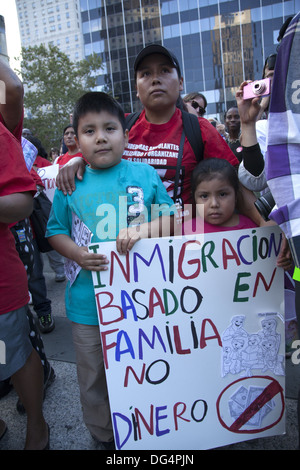 I diritti degli immigrati e di rally marzo da Foley Square attraverso il Ponte di Brooklyn per un equo trattamento di tutti i lavoratori. Foto Stock