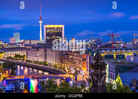 Berlino, Germania visto da sopra il fiume Sprea. Foto Stock