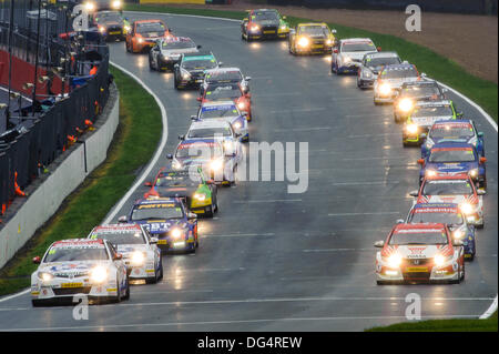 Brands Hatch, Kent, Regno Unito. Xiii oct, 2013. Griglia di partenza allo start di gara 2 della giornata conclusiva della Dunlop British Touring Car Championships dal tracciato di Brands Hatch. Credito: Azione Sport Plus/Alamy Live News Foto Stock