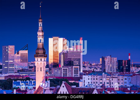 Skyline di Tallinn, Estonia al blue ora. Foto Stock