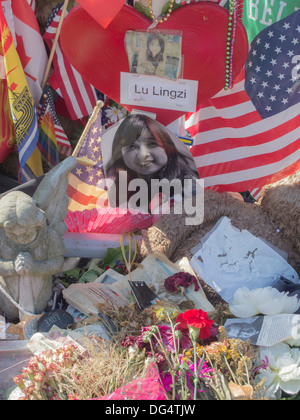 Non ufficiale di omaggio alla Maratona di Boston vittima di bombardamenti Lu Lingzi Foto Stock