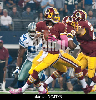 Arlington, Texas, Stati Uniti d'America. Xiii oct, 2013. Ottobre 14, 2013 Arlington, TX. Stati Uniti d'America. Washington Redskins quarterback Robert Griffin III come Dallas Cowboys sconfitto Washington Redskins 31 a 16 A ATT Stadium di Arlington, TX. Credito: Ralph Lauer/ZUMAPRESS.com/Alamy Live News Foto Stock