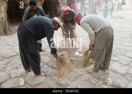 Lalish, yazidi città santa nel nord Iraq - pulizia uomo spazzolando tutta la città santa per due volte al giorno prima i più importanti rituali Foto Stock