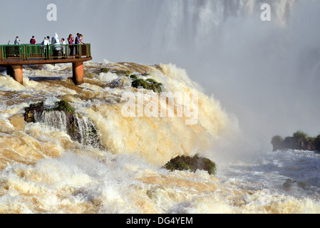 Il Brasile, Iguassu Parco Nazionale: turisti apprezzando Iguassu Falls con un record di livelli di acqua da una piattaforma panorama