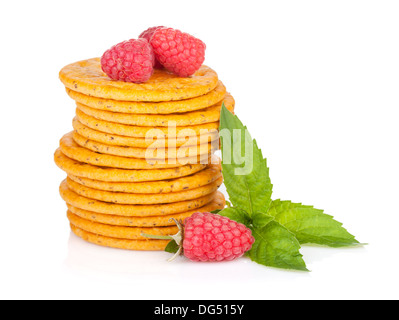 Pila di cracker con la menta e bacche. Isolato su sfondo bianco Foto Stock
