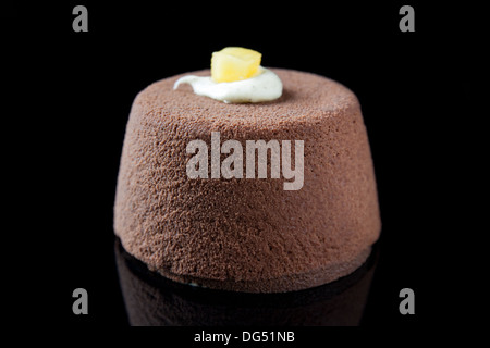 Elegante singoli mousse di cioccolato isolato su nero Foto Stock