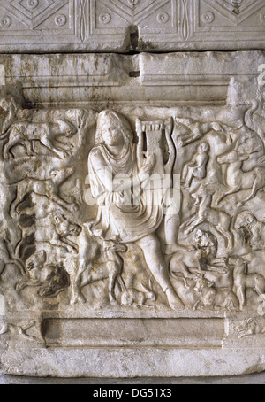 Orpheus, che indossa un berretto frigio e circondato dalle bestie affascinato dalla musica della sua lira. Sollievo da Salonicco. La Grecia. Foto Stock
