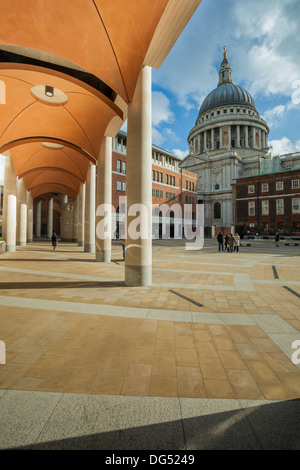 La Cattedrale di St Paul si vede attraverso Paternoster Square, Londra. Foto Stock