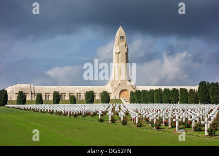 Douaumont ossario e cimitero militare per la prima guerra mondiale uno francese e tedesco soldati che morirono nella battaglia di Verdun, Francia Foto Stock