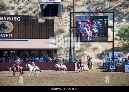 Tribù indiane a cavallo entra nell'arena di motivi il Ellensburg Rodeo cerimonia di apertura, 2012 WA USA Foto Stock