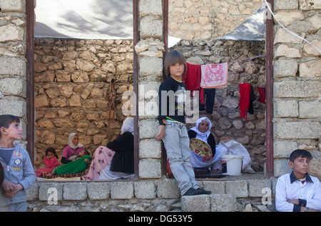 Lalish, yazidi città santa nel nord Iraq - Yazidi famiglia nella loro casa Foto Stock