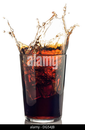 Splash di cola con cubetti di ghiaccio isolato su bianco Foto Stock