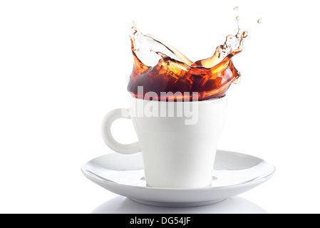 Schizzi di caffè in una tazza isolata su bianco Foto Stock