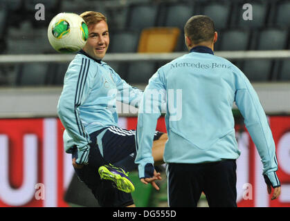 Stoccolma, Germania. Xiv oct, 2013. Nazionale tedesco di giocatori di calcio Mario Goetze (L) e Sidney Sam giocare la palla durante il training finale prima della partita contro la Svezia a amici Arena Solna Stoccolma, Germania, 14 ottobre 2013. La Germania dovrà affrontare la Svezia nella world cup qualifyer il 15 ottobre 2013. Foto: MARCUS BRANDT/dpa/Alamy Live News Foto Stock