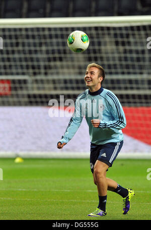 Stoccolma, Germania. Xiv oct, 2013. Nazionale tedesco di giocatore di calcio Mario Goetze gioca la palla durante il training finale prima della partita contro la Svezia a amici Arena Solna Stoccolma, Germania, 14 ottobre 2013. La Germania dovrà affrontare la Svezia nella world cup qualifyer il 15 ottobre 2013. Foto: MARCUS BRANDT/dpa/Alamy Live News Foto Stock