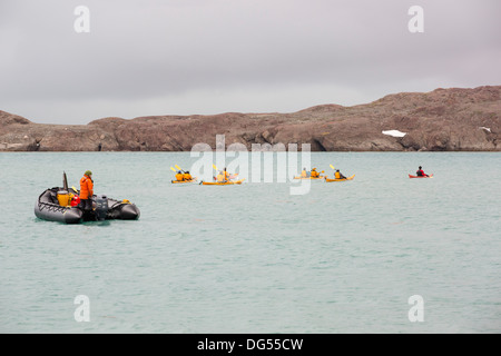 Passeggeri in kayak da mare e un Zodiak off il russo nave di ricerca, AkademiK Sergey Vavilov un ghiaccio nave rafforzato Foto Stock