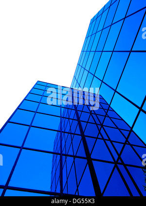 Edificio per uffici dettagli che riflettono il cielo blu e nuvole in Windows Foto Stock