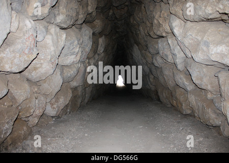 All'interno del tunnel che conduce attraverso la Yerkapi bastione nel sud dell'Hittita antica città di Hattusa in Turchia. Foto Stock