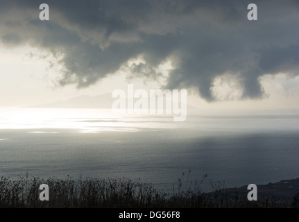 Tempesta rainclouds convettiva visibilmente la formazione sul mare. Foto Stock