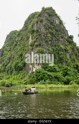 Escursioni sulle Tam Coc fiume di Ninh Binh, Vietnam Foto Stock