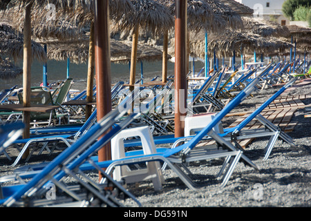 Un sacco di sedie a sdraio vuota su una spiaggia. Santorini, Grecia, 2013. Foto Stock