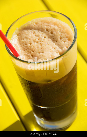 Un bicchiere di spuma 'espresso fredo' iced caffè nero. Foto Stock