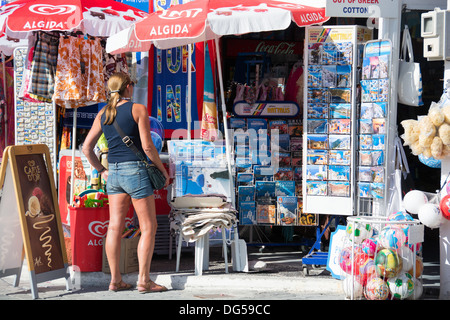 SANTORINI (THIRA), cicladi grecia. Un colorato mare negozio di vendita cartoline e souvenirs e accessori da spiaggia. 2013. Foto Stock