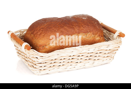 Pane marrone nel cestello. Isolato su sfondo bianco Foto Stock