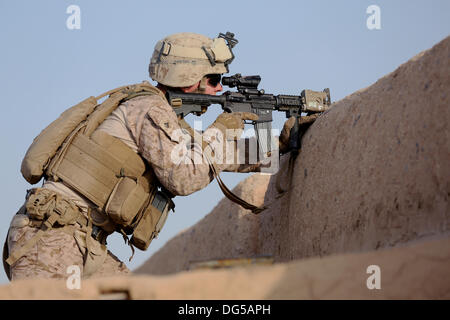 Marines americani con Alfa company, 9° Reggimento Marine cerca un villaggio durante un piede patrol Ottobre 12, 2013 nella provincia di Helmand, Afghanistan. Foto Stock