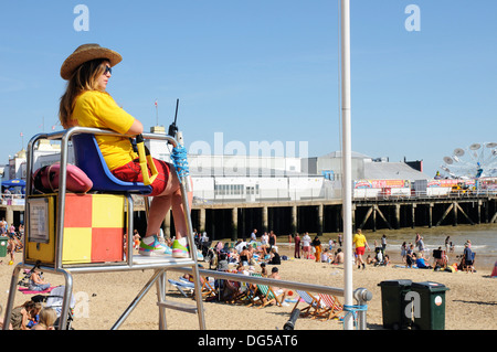 Un bagnino di salvataggio presso il lungomare a Clacton-on-Sea nell'Essex Foto Stock