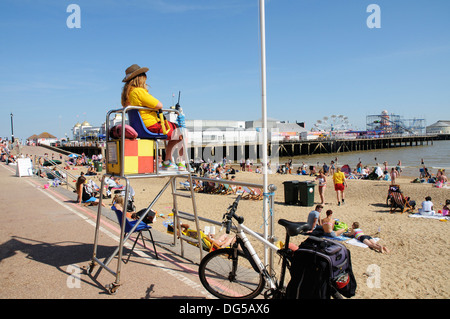 Un bagnino di salvataggio presso il lungomare a Clacton-on-Sea nell'Essex Foto Stock