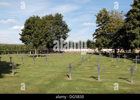 Lapidi/cross grave marker nell'Muille-Villette tedesco Cimitero Nazionale, Muille-Villette Picardia Francia. Foto Stock