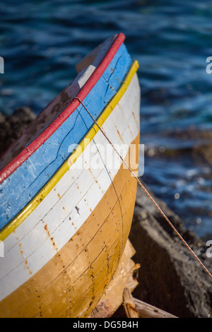 Piccoli pescatori barca sul mare egeo. La Grecia Foto Stock