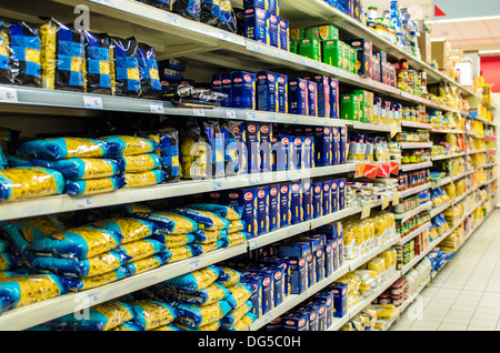 Vista lungo un corridoio di pasta in un supermercato italiano. Foto Stock