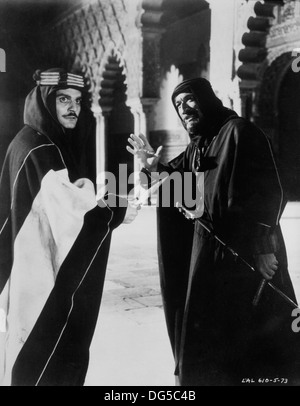 Omar Sharif e Anthony Quinn, sul set del film "Lawrence d'Arabia' orizzonte, foto, Columbia Pictures, 1962 Foto Stock