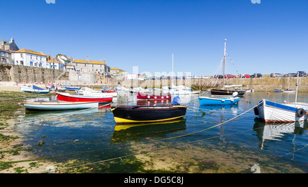 Estate presso lo storico porto di pescatori Mousehole Cornwall Inghilterra UK Europa Foto Stock