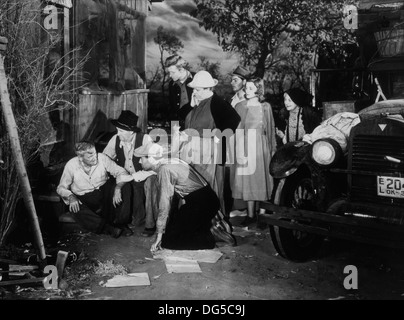 Henry Fonda, Jane Darwell, Charley Grapewin, Russell Simpson, Dorris, Bowden Eddie Quillan, O.Z. Whitehead, come la famiglia Joad Prepararsi al viaggio Ovest, sul set del film "L'uva dell'Ira", 20th Century Fox, 1940 Foto Stock