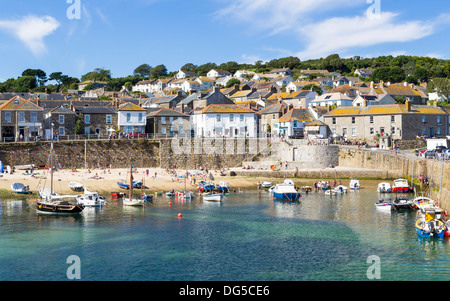 Estate presso lo storico porto di pescatori Mousehole Cornwall Inghilterra UK Europa Foto Stock