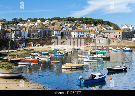 Estate presso lo storico porto di pescatori Mousehole Cornwall Inghilterra UK Europa Foto Stock