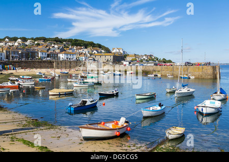 Estate presso lo storico porto di pescatori Mousehole Cornwall Inghilterra UK Europa Foto Stock