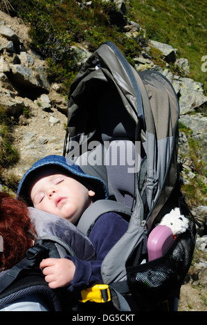 Un bambino addormentato veloce in un baby carrier Foto Stock