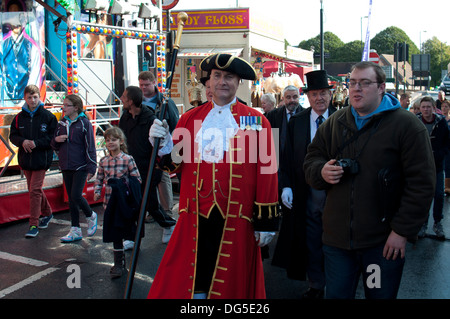 Il Town Crier di Stratford-upon-Avon all apertura ufficiale del 2013 mop fair, Warwickshire, Regno Unito Foto Stock