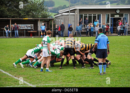 Un pacchetto di mischia in una gioventù partita di rugby Foto Stock