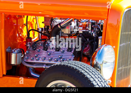 Vista dettagliata che mostra il dettaglio di 1949 Motore di mercurio in un 1932 Ford hot-rod. Foto Stock