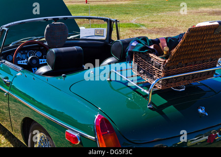 MGB roadster con un cestino da pic nic sul portapacchi e tam appeso da specchio visualizzate all'auto show di Goleta, California Foto Stock