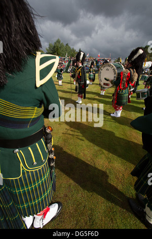 Villaggio di Braemar, Scozia. Il Huntly and District Pipe Band presso il Braemar raccolta di giochi. Foto Stock
