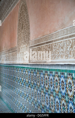 Parete di piastrelle a Ben Youseff Medrassa in Marrakech Foto Stock