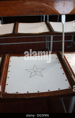 Sedia su Solar Star, uno di Hong Kong Star Ferry Crossing della flotta del porto di Victoria. Foto Stock