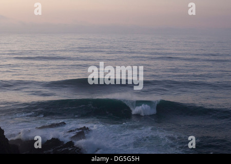 Una grande onda rompe su un pointbreak in Algarve in Portogallo Foto Stock