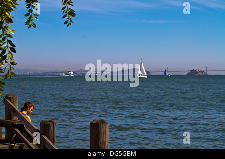 Vista da Sausalito nella Baia di San Francisco che mostra il ponte della baia e di Alcatraz. Foto Stock